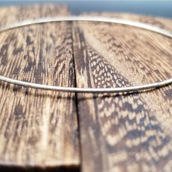 Simplistic classy silver tone rounded bracelet B924 - Picture 1 of 4